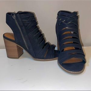 NWB - Universal Thread ELDA Sandals